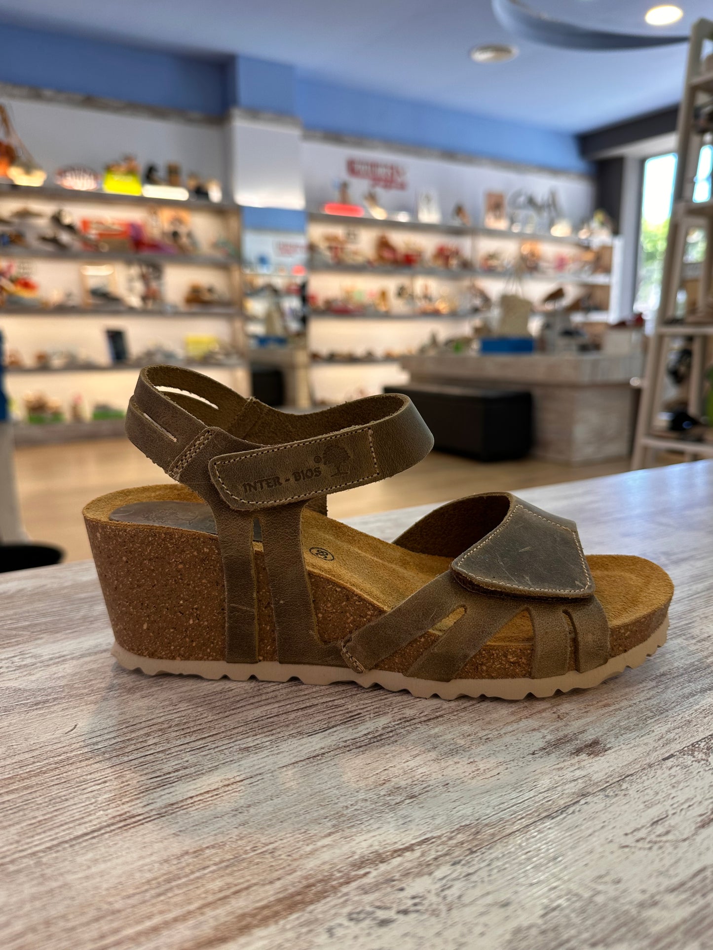 SANDALIA CUÑA INTERBIOS KAKI 5634